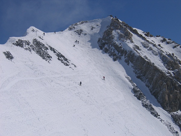 Le sommet de la Dent : Du monde au sommet et du monde qui descend.