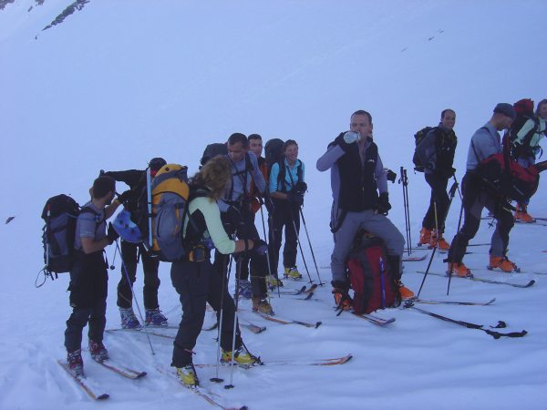 #18 Groupe skitour game : Une toute petite partie du groupe peu avant la bèche de la Loza Groupe skitour game : Une toute petite partie du groupe peu avant la bèche de la Loza