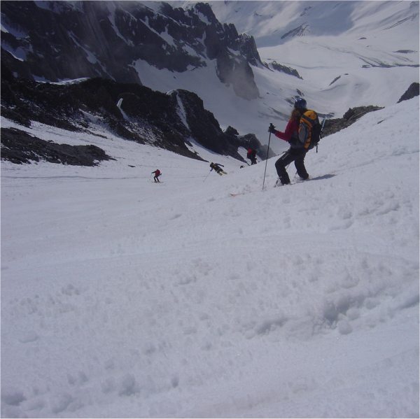 entree couloir sud est : 29 skitouriens s'engoufrent dans le beau couloir sud estde la dent parrachée !