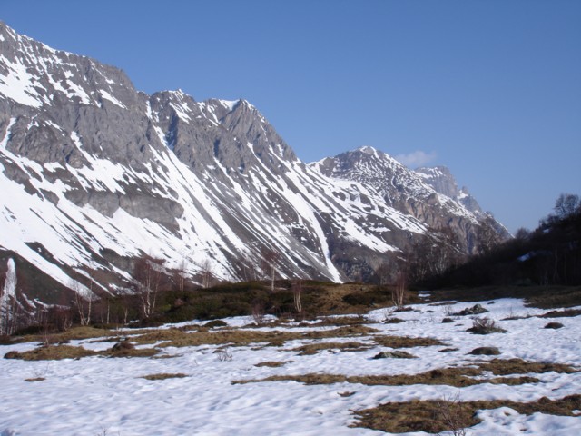 #2 arrivée dans le PNV : Sur fond de Roc de la Pêche et Petit Mont Blanc.
Enneigement très faible voir même inexistant arrivée dans le PNV : Sur fond de Roc de la Pêche et Petit Mont Blanc.
Enneigement très faible voir même inexistant
