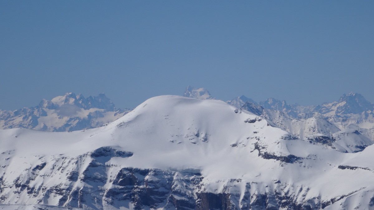 #18 Pointe de Ronce et Ecrins en arrière plan Pointe de Ronce et Ecrins en arrière plan