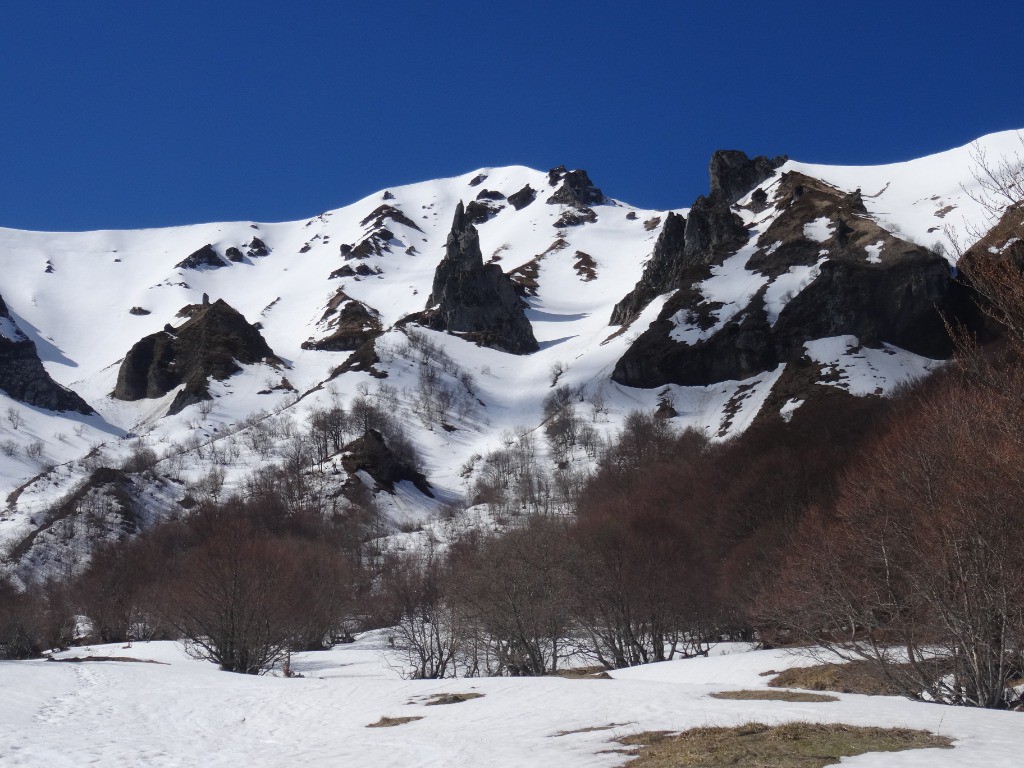 #7 puy ferrand, dent du moine, vue de la vallée de chaudefour puy ferrand, dent du moine, vue de la vallée de chaudefour