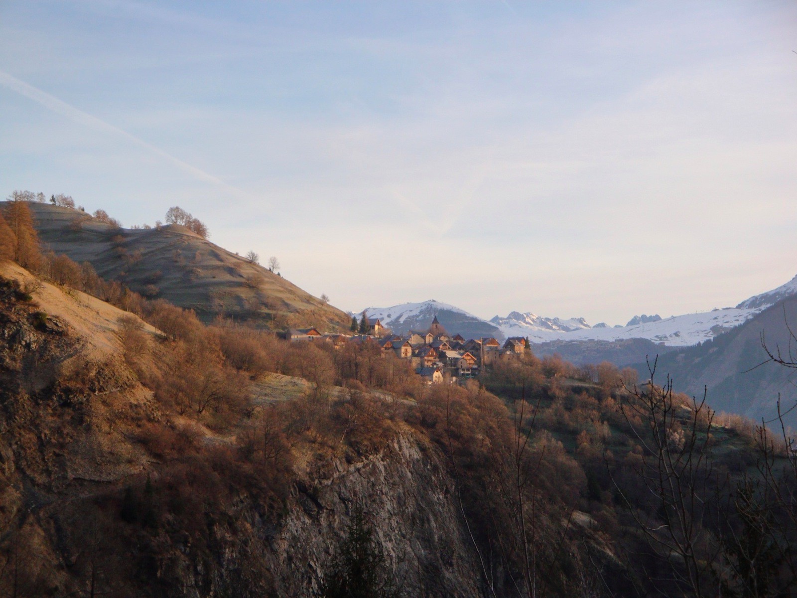 #1 Villard Notre Dame, villarge perché sur les contreforts des Ecrins Villard Notre Dame, villarge perché sur les contreforts des Ecrins