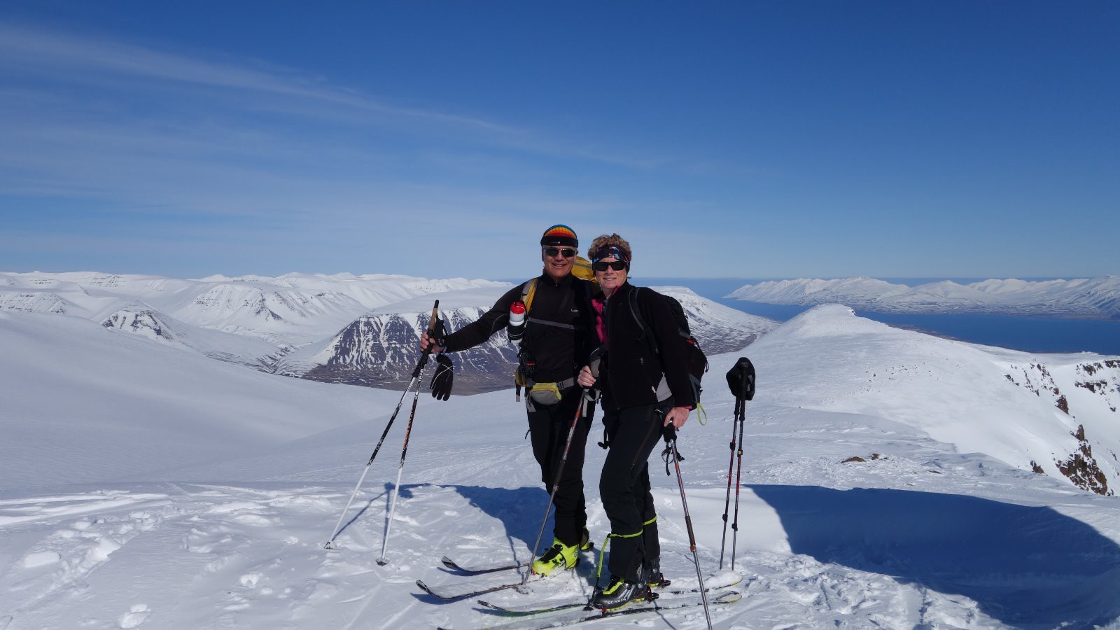 Pause au premier sommet sur fond de fjord