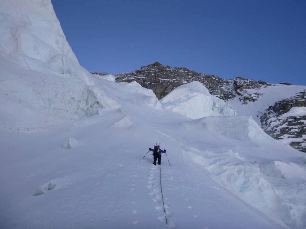 #5 Le passage du jour donc, par les seracs et le glacier pour acceder au pentes superieurs sous le sommet, au lieu de prendre les rocher Whymper Le passage du jour donc, par les seracs et le glacier pour acceder au pentes superieurs sous le sommet, au lieu de prendre les rocher Whymper