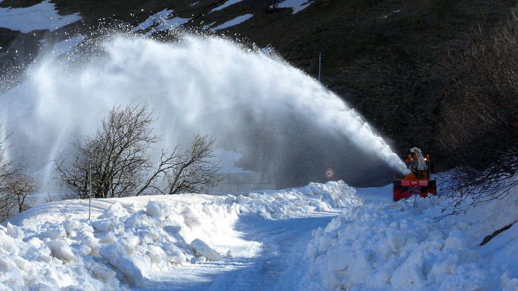 Début du déneigement le 11, terminé jusqu'a Plan Lacha le 12...