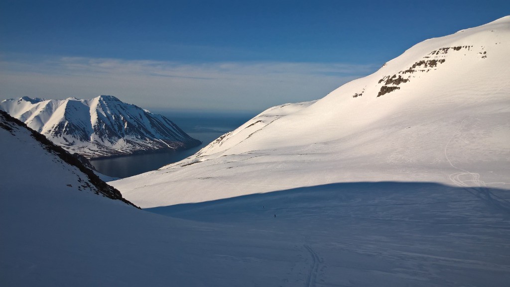 Un fjörd au loin