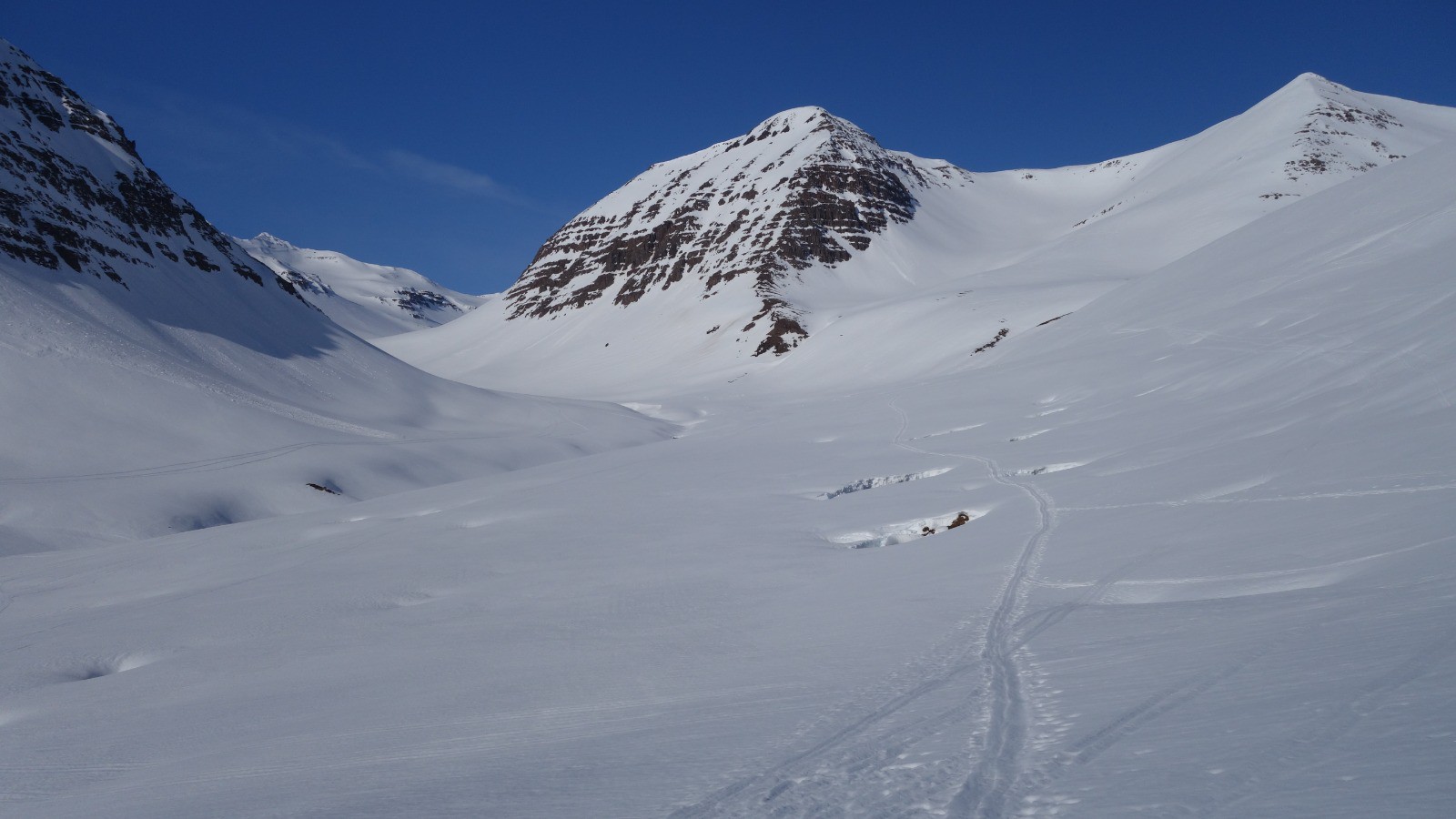 Nous remontons tout le vallon sur la gauche et descendrons depuis le sommet sur la droite