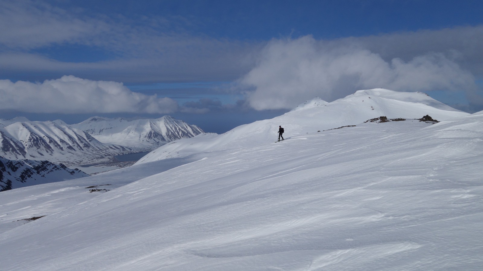 Descente en peaux pour le 3ème sommet, le Litlihnjukur