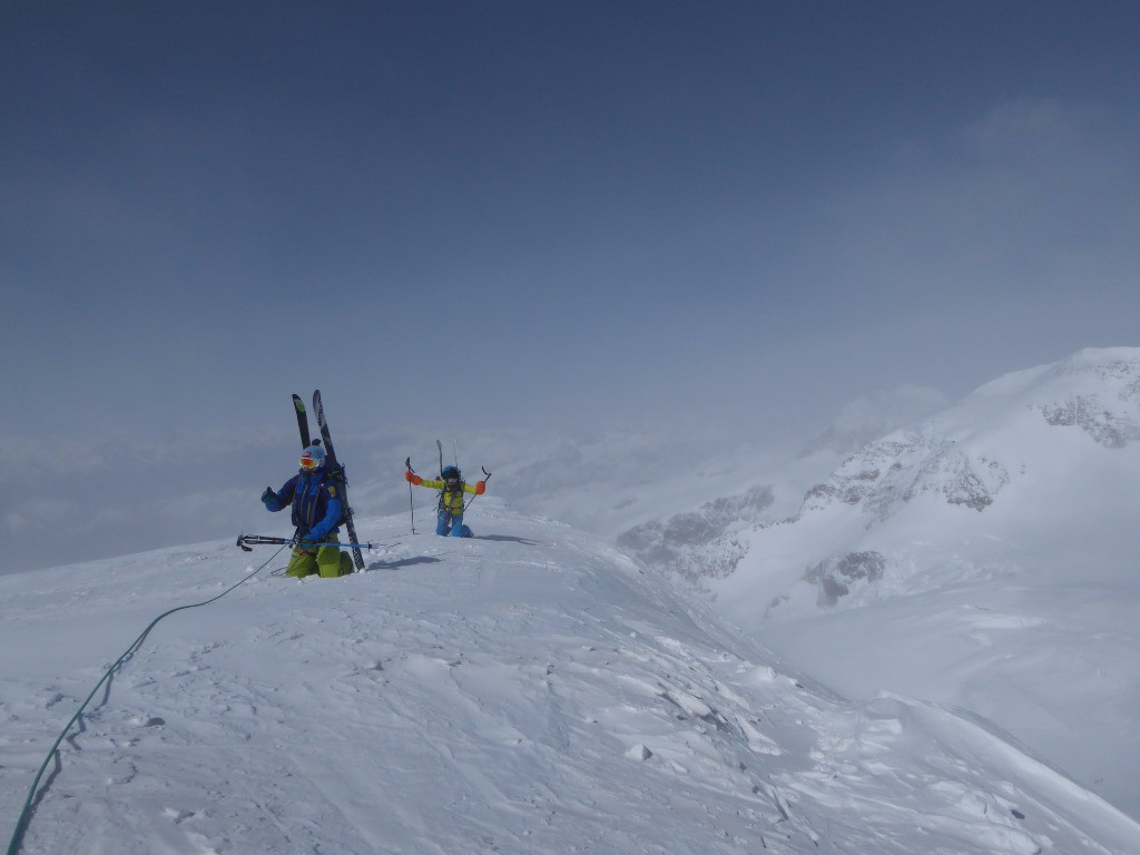 #15 Un vent de dingo au sommet, obligé de se mettre à genoux pour ne pas se faire dégager... Un vent de dingo au sommet, obligé de se mettre à genoux pour ne pas se faire dégager...