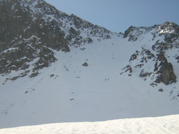 Vers la pointe 2861 : Du monde dans la montée. Les conditions de neige ont l'air bonnes dans la pente nord.