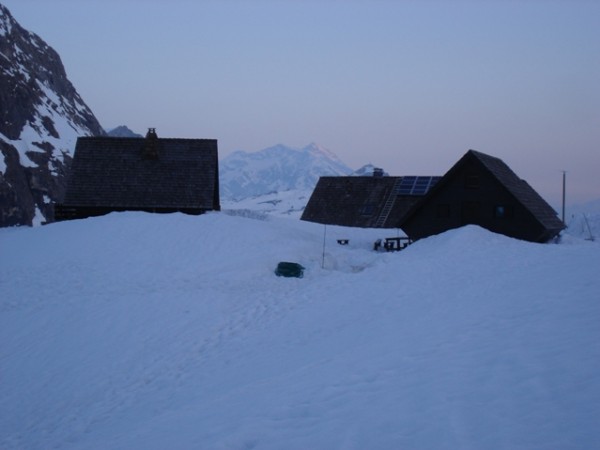 refuge du fond des fours : en partant dimanche matin, au fond le mont pourri