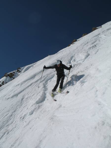 #3 Dent Parrachée face Est : Cyril dans ses premiers virages;-)
la neige est tendre. Dent Parrachée face Est : Cyril dans ses premiers virages;-)
la neige est tendre.