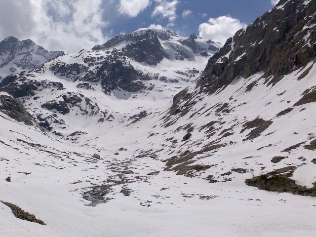 #3 Vue depuis la vallée : Le Gioberney est en dernier plan au fond au centre de la photo Vue depuis la vallée : Le Gioberney est en dernier plan au fond au centre de la photo