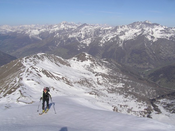 #3 Arrivée au sommet : Anne-Cé arrive avec le vallon d Arrivée au sommet : Anne-Cé arrive avec le vallon d'Urine en arrière-plan