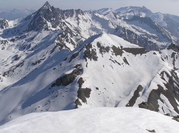 #4 Panorama du sommet : Vue sur tout le vallon Bouchet avec la Mait d Panorama du sommet : Vue sur tout le vallon Bouchet avec la Mait d'Amount au premier plan et le Bric Bouchet qui sort du lot