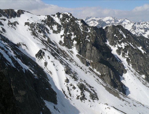 #2 pic de Recantou : Vue du Pic de Baxouillade: Le couloir des Recantous commence à manquer de neige . pic de Recantou : Vue du Pic de Baxouillade: Le couloir des Recantous commence à manquer de neige .