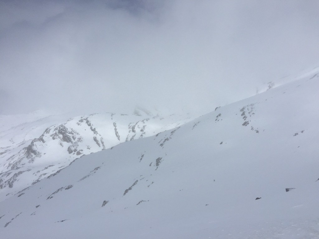 Le sommet de l'Estrop reste accroché mais l'enneigement est encore bon