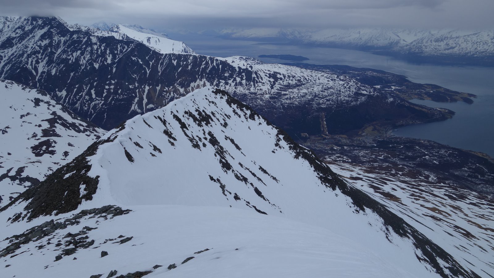 L'arête skiable vue depuis le sommet