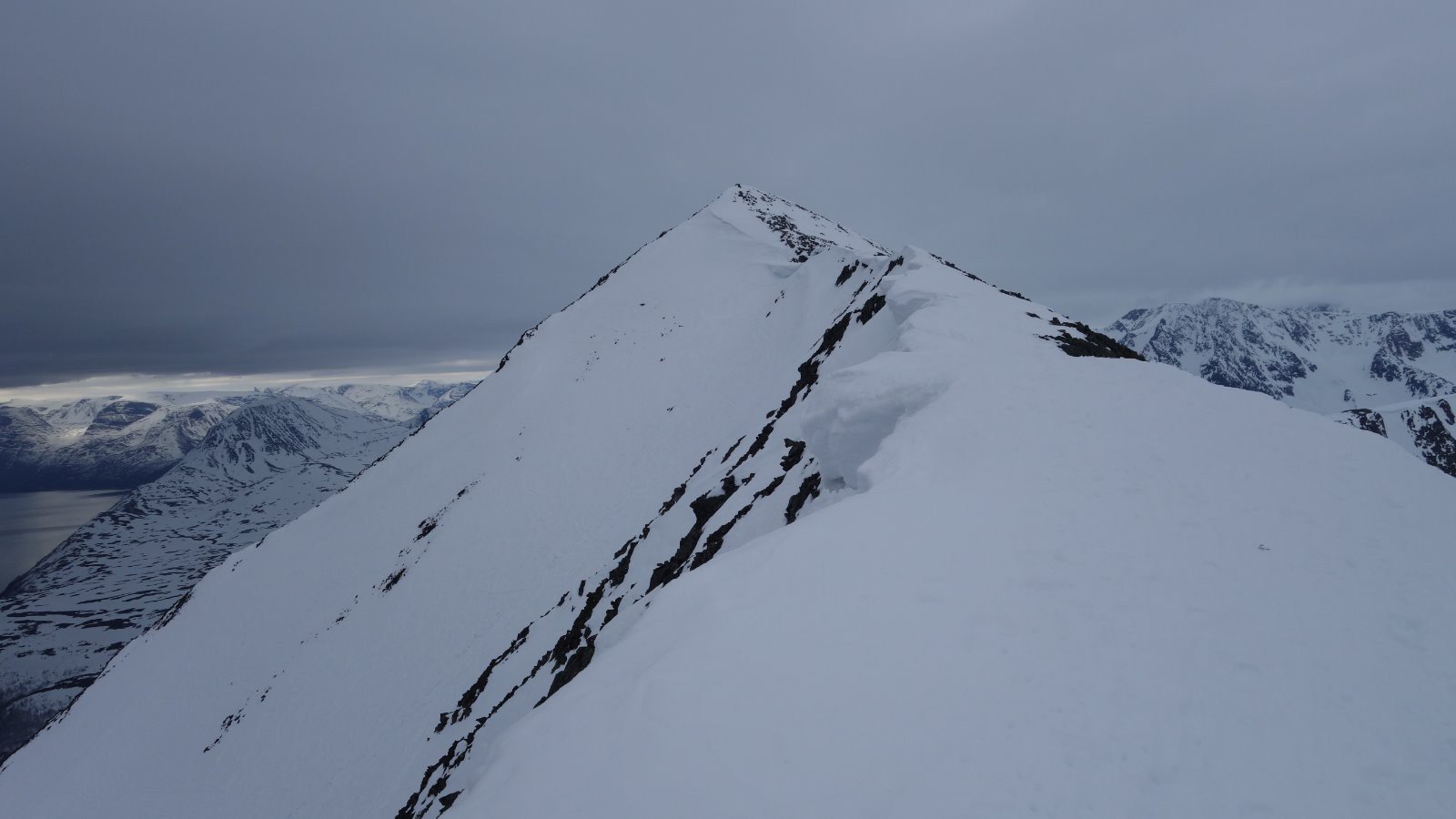 La fin de l'arête et le sommet au fond