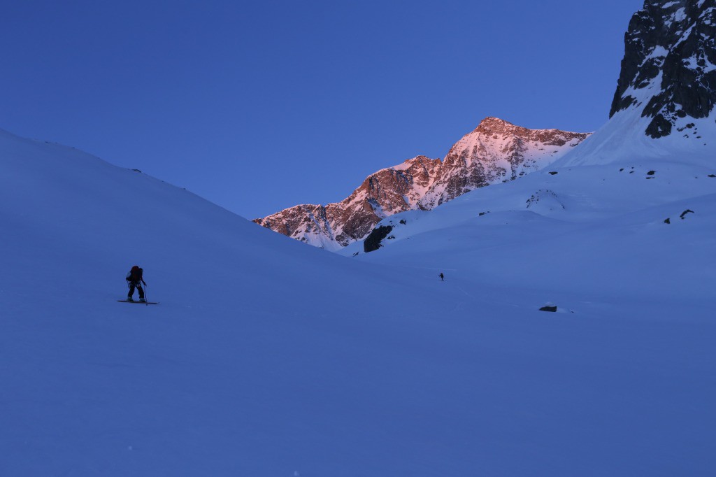 #6 Les premières lumières du soleil en direction du Pic de Neige Cordier Les premières lumières du soleil en direction du Pic de Neige Cordier