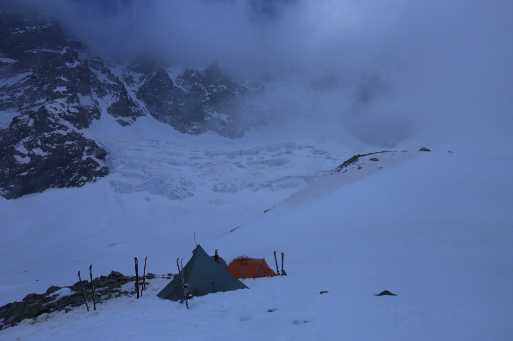 #80 Un bivouac était installé en haut du Glacier Noir sous Ailefroide! Un bivouac était installé en haut du Glacier Noir sous Ailefroide!