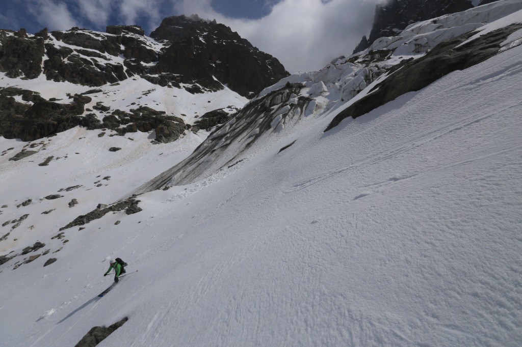 #94 Noémie sous le glacier de Coste Rouge Noémie sous le glacier de Coste Rouge