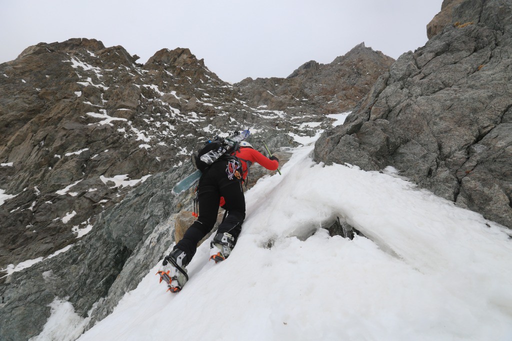 #83 Noémie attaque le passage goulotté du Col de Coste Rouge Noémie attaque le passage goulotté du Col de Coste Rouge