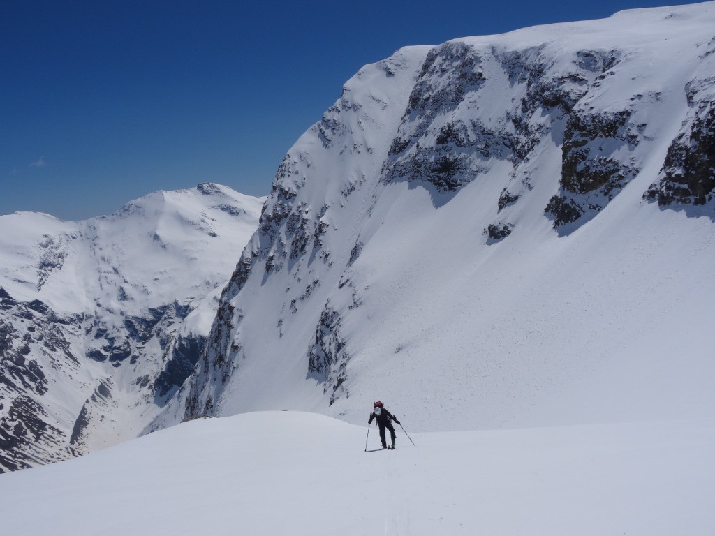 Moms qui remonte au col du Lamet avec le couloir du jour derrière