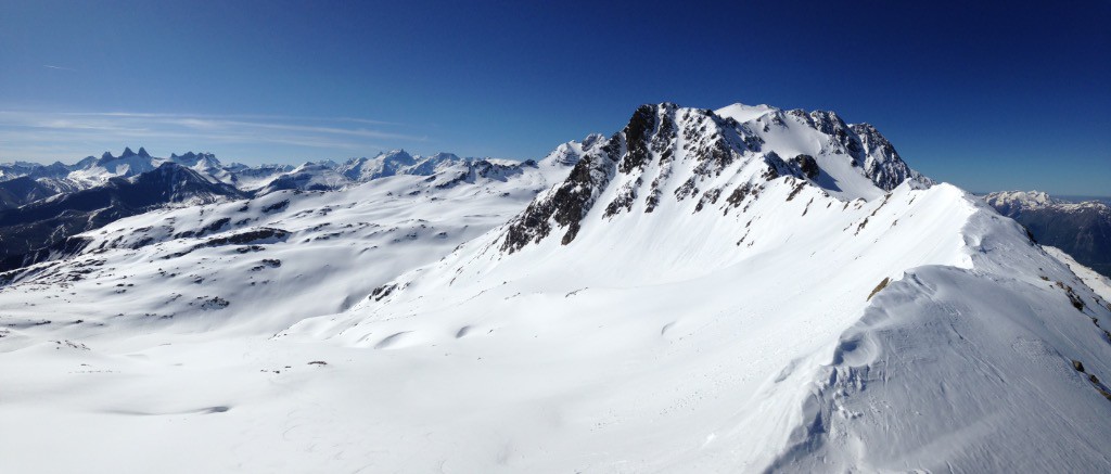 Vue sur le secteur de l'Étendard et le Dôme de la Cochette