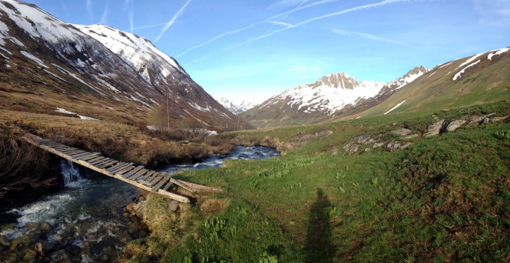 Traversée du Torrent de l'Eau d'Olle au dessus du Barrage de Grand'Maison