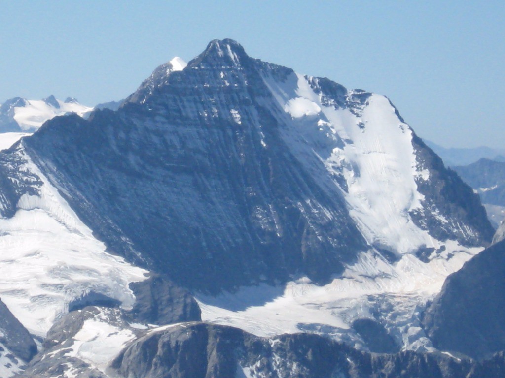 #5 Une vue de la face N en été et les différents itinéraires. Une vue de la face N en été et les différents itinéraires.