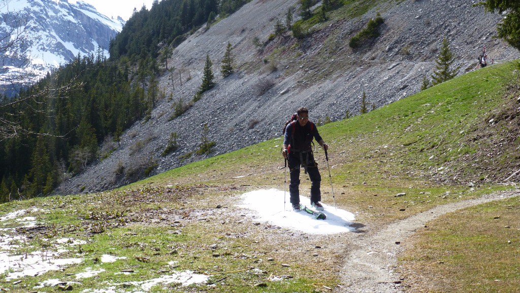 #8 Portage mini pour Gilles, qui a préféré transporter une plaque de neige !! Portage mini pour Gilles, qui a préféré transporter une plaque de neige !!