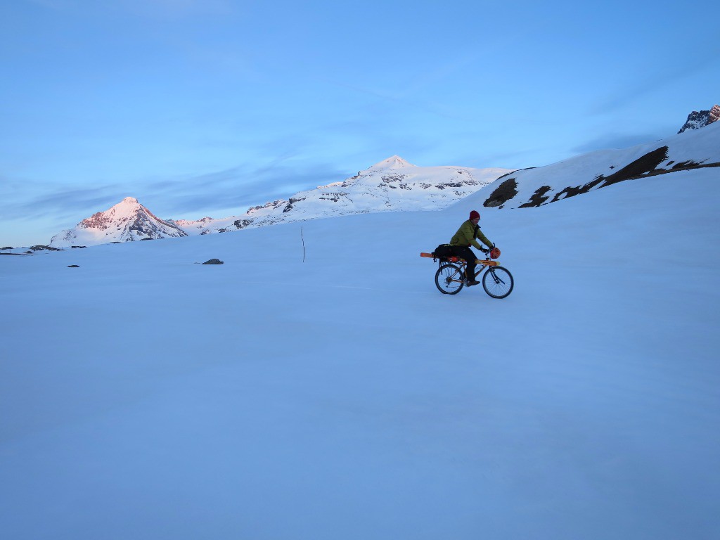 #4 Pas besoin de skis, ça passe tranquille à vélo Pas besoin de skis, ça passe tranquille à vélo