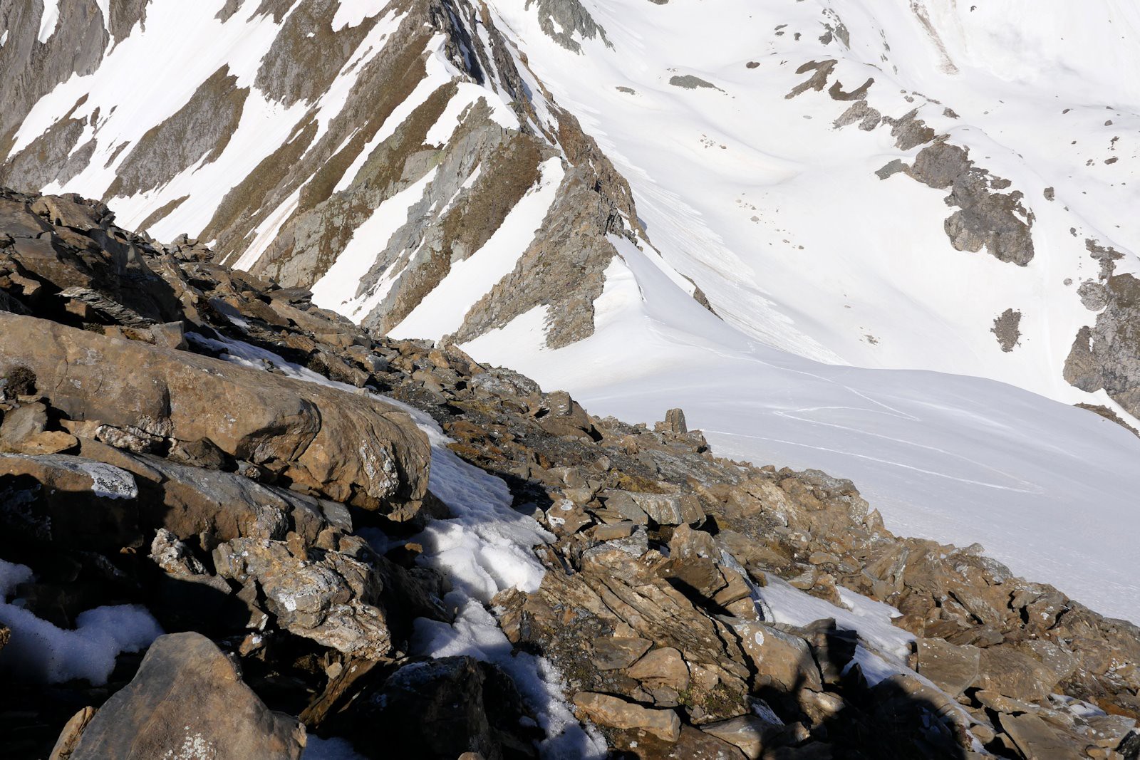 #7 Petit passage rocheux pour atteindre le col 2811 m. Petit passage rocheux pour atteindre le col 2811 m.