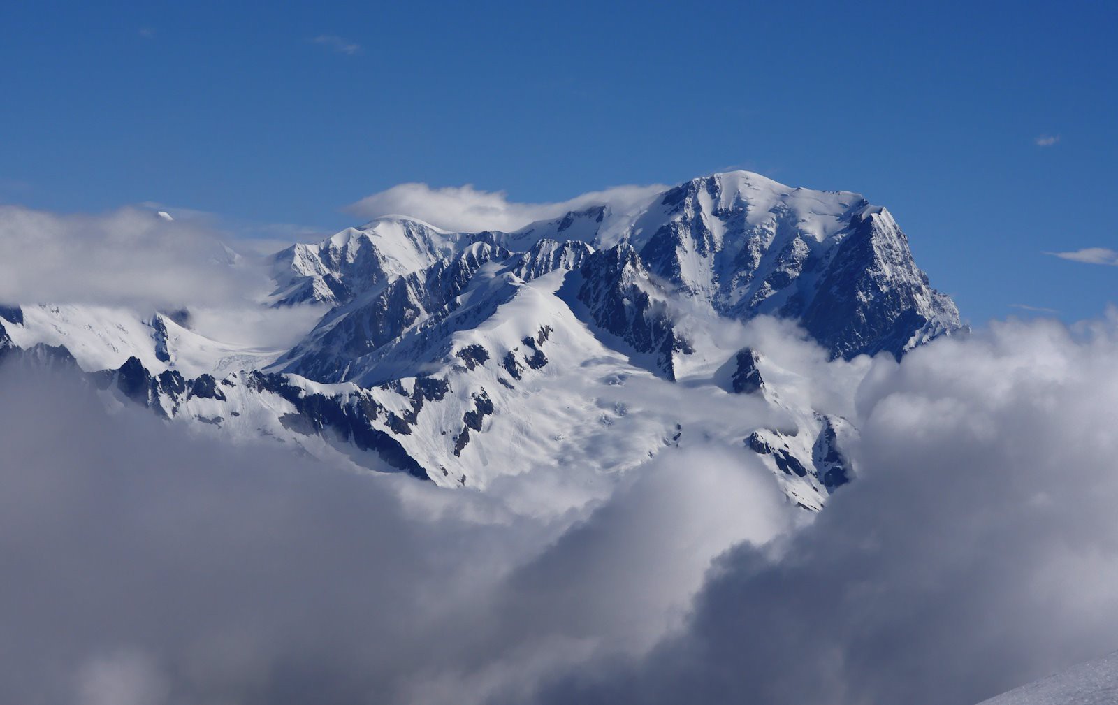 #6 L L'Aiguille des glaciers et le Mont Blanc émergent.