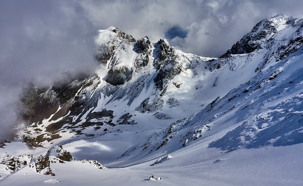 Coup d’œil côté Col de la Mine de Fer, belles pentes...