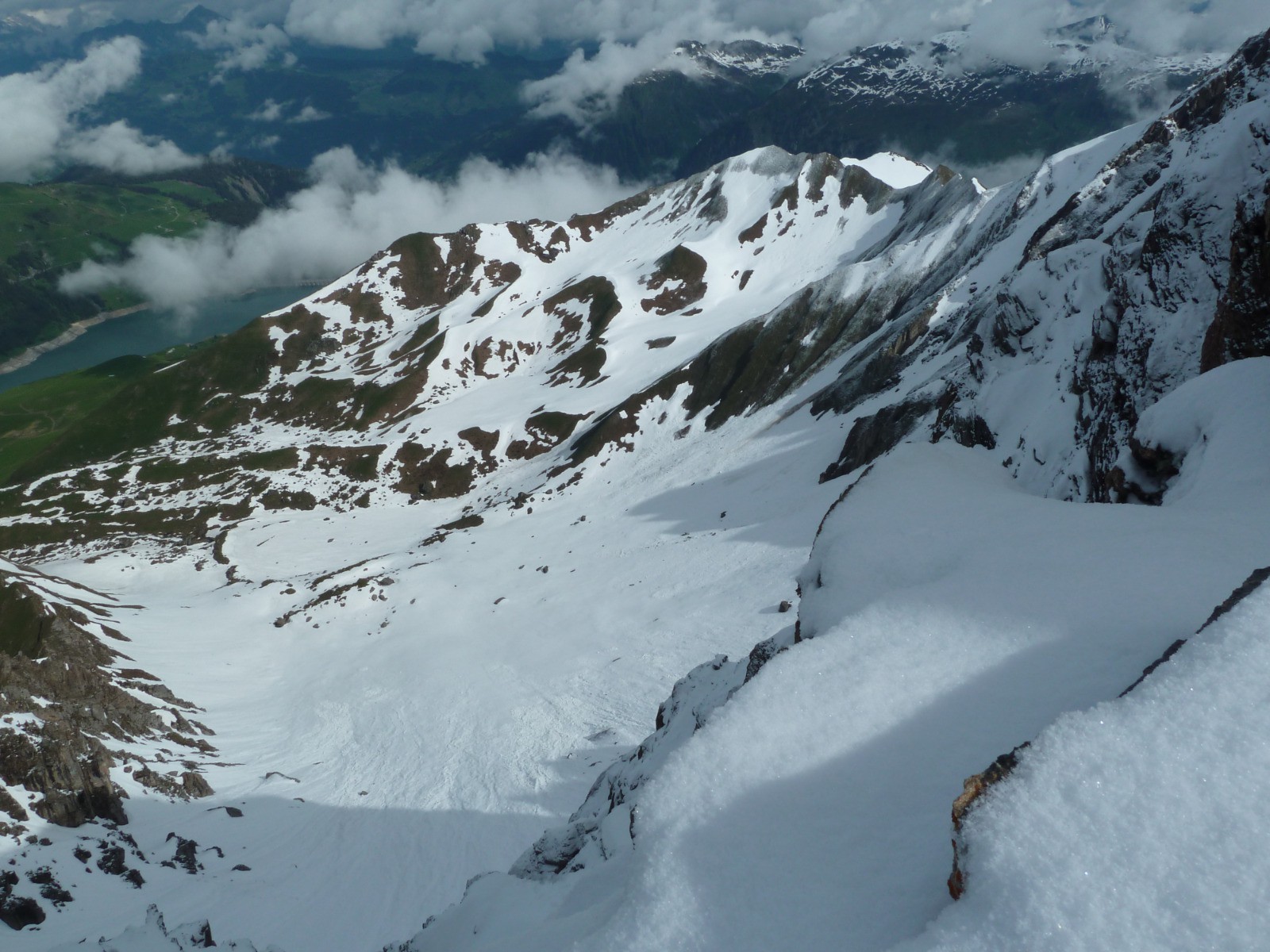 #9 Depuis la Pointe de Presset : vue sur le versant W de Parozan et le passage de l Depuis la Pointe de Presset : vue sur le versant W de Parozan et le passage de l'Arpire (tout au fond en haut à droite, la petite langue de neige qui permet d'accéder à l'arête)