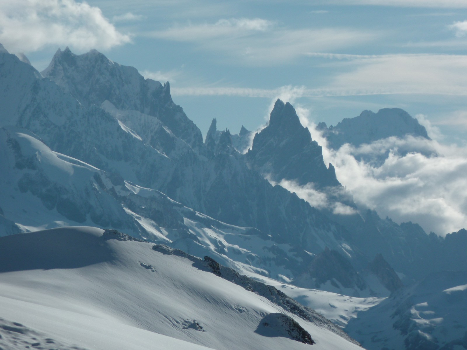 #20 Blanche et Noire de Peuterey émergent des brumes matinales Blanche et Noire de Peuterey émergent des brumes matinales