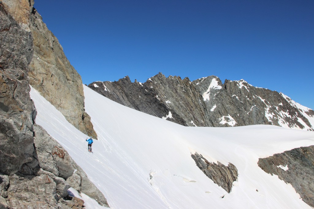 #8 dans la traversée sous l dans la traversée sous l'aiguille de Polset ... c'est un peu expo avec la rimaye bien ouverte ...