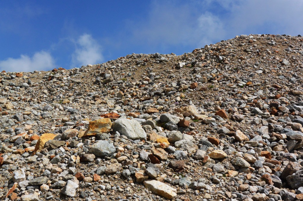 #16 Roches multicolores sur la moraine Roches multicolores sur la moraine