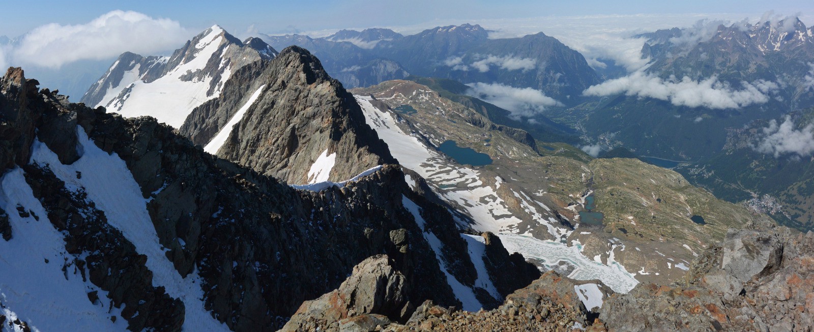 #9 Crête sommitale, Pic Bayle, Taillefer et Belledonne, et les lacs des rousses dont un "grand nouveau" en formation Crête sommitale, Pic Bayle, Taillefer et Belledonne, et les lacs des rousses dont un \
