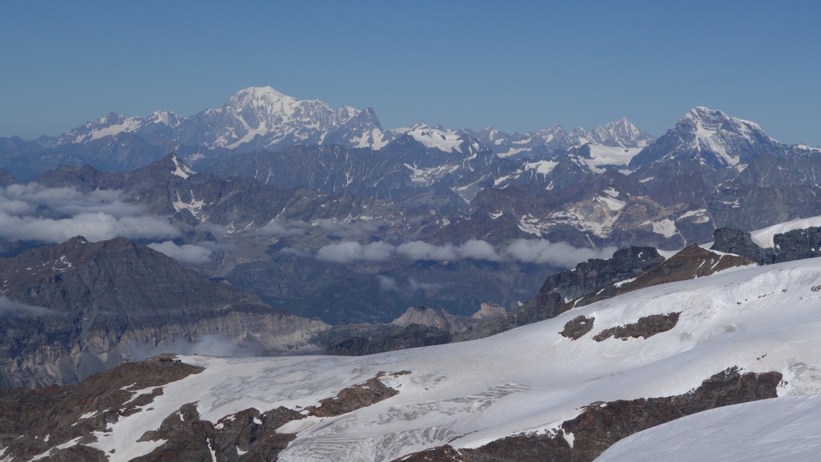 Le Mont-Blanc et le Grand Combin sur la droite