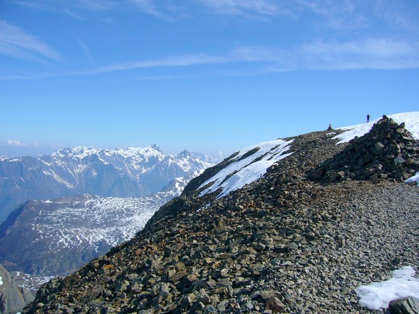 #2 Taillefer : Le sommet du taillefer est bien dégarni, mais un petit couloir permet de le descendre skis aux pieds vers le col du grand vent. Le panorama est splendide. Taillefer : Le sommet du taillefer est bien dégarni, mais un petit couloir permet de le descendre skis aux pieds vers le col du grand vent. Le panorama est splendide.