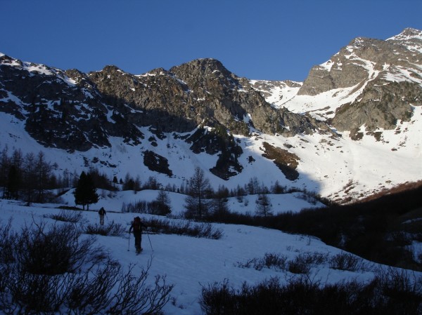#1 2000m; enfin de la neige : Une combe bien remplie parsemée de mélèzes et parcourue par 3 skieurs 2000m; enfin de la neige : Une combe bien remplie parsemée de mélèzes et parcourue par 3 skieurs