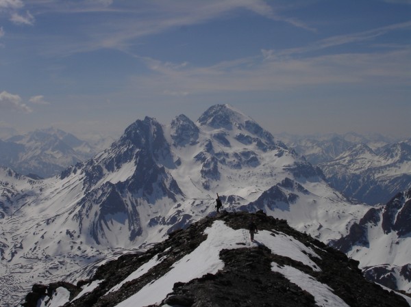 #3 Descente de l Descente de l'arête : Fred et Laurent entame la descente de l'arête, avec en arrière plan, l'ensemble Gran Bagna-cime de la Planette