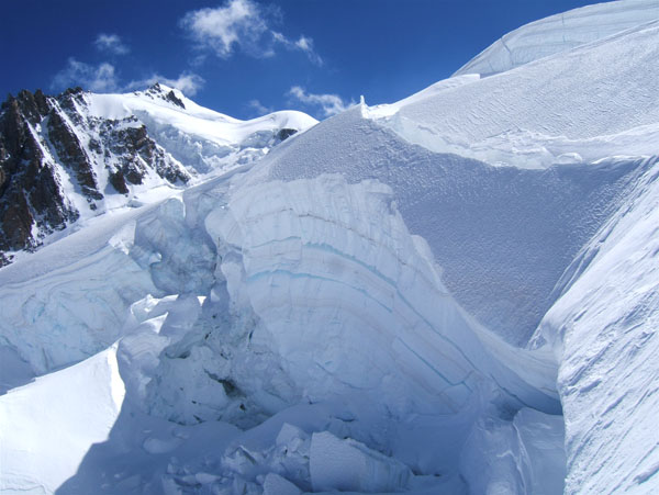 #16 Mt Blanc : Sérac dominé par le Mt Maudit et le passage que nous avons emprunté pour rejoindre le col de la Brenva. Chaud! Mt Blanc : Sérac dominé par le Mt Maudit et le passage que nous avons emprunté pour rejoindre le col de la Brenva. Chaud!