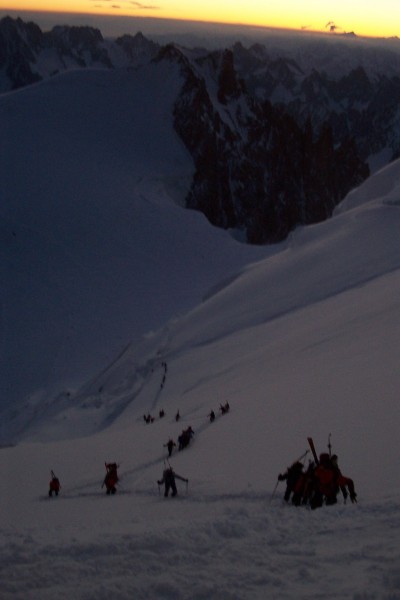 #4 Le jour se lève au Mt Maudit : Le jour se lève sur les nombreuses cordées qui montent au Mt Maudit ! Le jour se lève au Mt Maudit : Le jour se lève sur les nombreuses cordées qui montent au Mt Maudit !