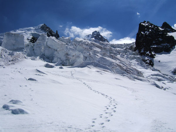 #18 Mt Blanc : Le glacier des Bossons dominé par le Mt Blanc de Tacul puis le Mt Maudit et enfin l Mt Blanc : Le glacier des Bossons dominé par le Mt Blanc de Tacul puis le Mt Maudit et enfin l'éperon rocheux du refuge des Grands Mulets.