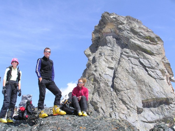 #1 Sommet de l Sommet de l'antécime : En attendant Squal, la troupe pose devant le sommet des Toillies